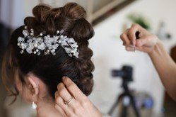 איך ליווי לאולם יכול לעזור לך בבחירת התסרוקת