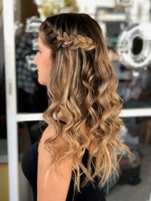 איך להתאים תסרוקת כלה לסוג של השמלה - כלה בסגנון כפרי / כלה בוהמית